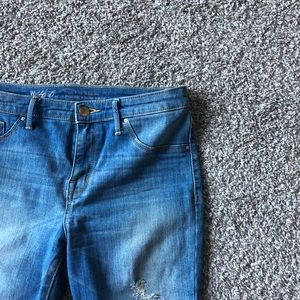 Distressed High-Waisted Jegging